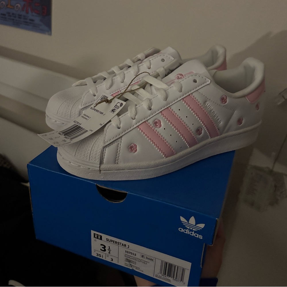Adidas kids superstars size 3.5